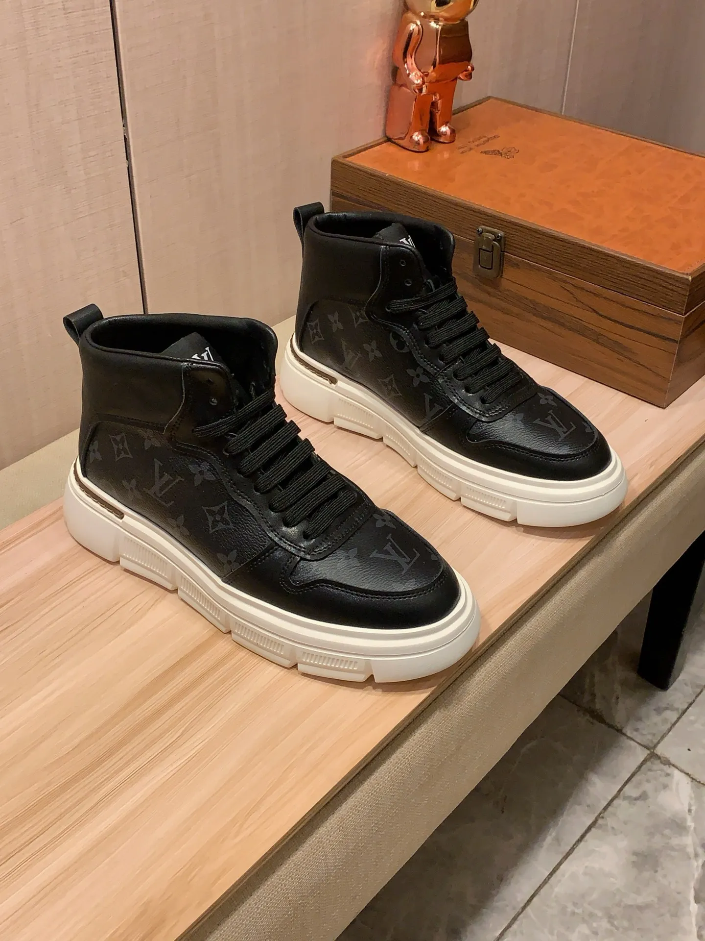High-top men's shoes 💰442💰💰🎩🎩[Lightning][Lightning] "Lv*" The latest • popular casual shoes, top brand [Seduce] luxury~purchase, top~quality. [Strong] The upper is made of imported breathable cowhide with material ➕ breathable sheepskin feet (•) and fine workmanship. The original stylish and stylish soft rubber wear-resistant and non-slip outsole is light and comfortable on the feet. The real thing looks better when photographed. 122: code: 38-44, 2️⃣ colors selected